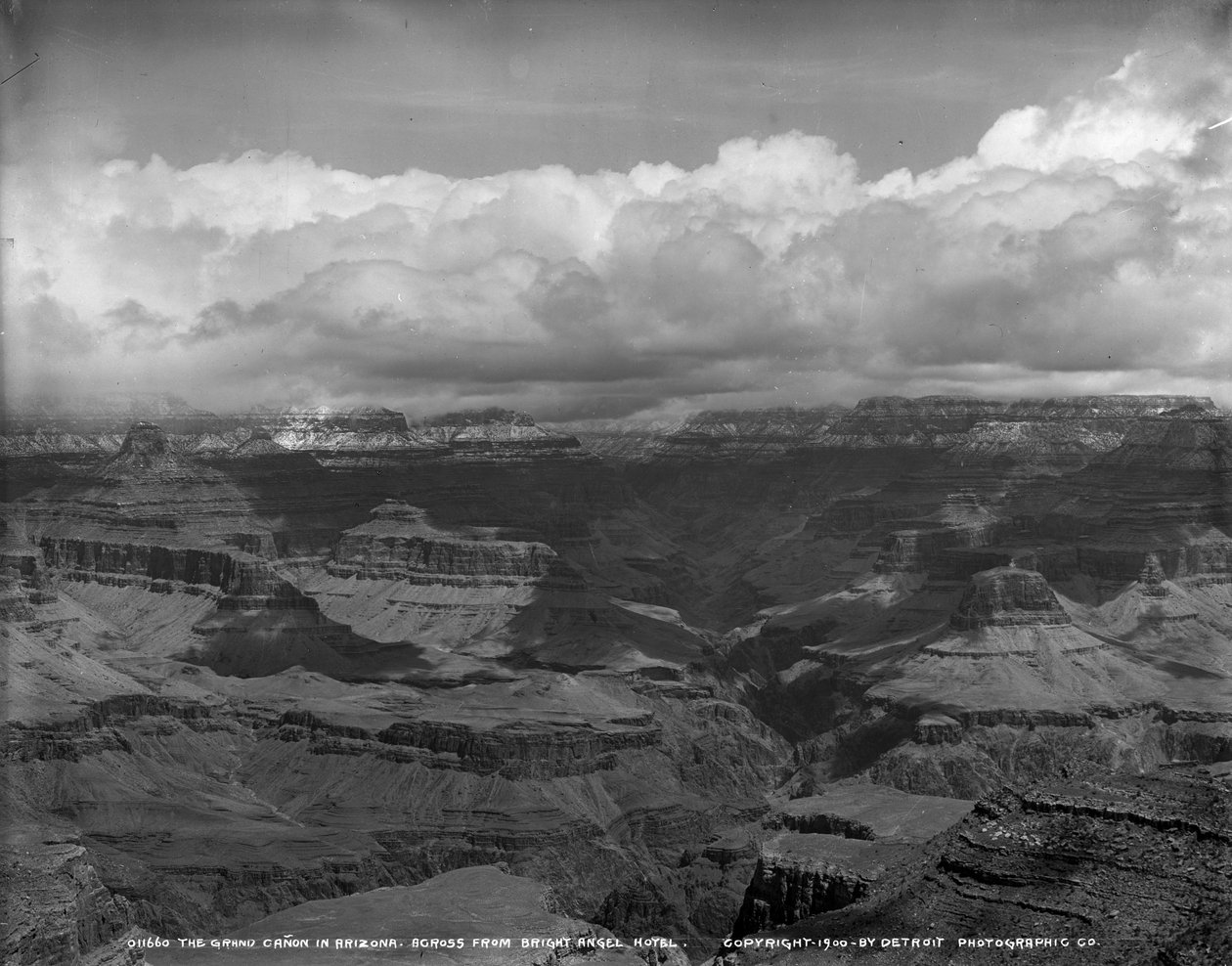 De Grand Canyon in Arizona tegenover Bright Angel Hotel, c.1900 door Detroit Publishing Co.