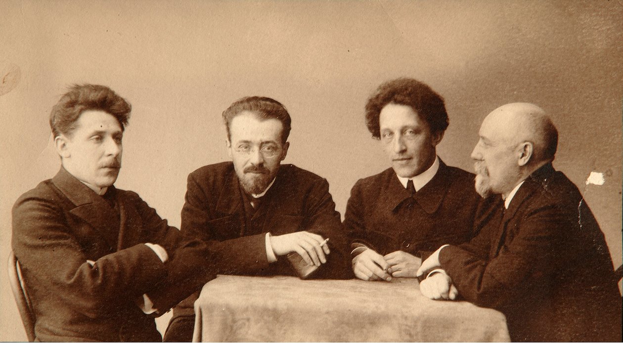 Groepsportret van de dichters Alexander Blok (1880-1921), Georgii Chulkov (1879-1939), Konstantin Erberg (1871-1942) en Fyodor Sologub (1863-1927) door Dmitri Spiridonovich Zdobnov