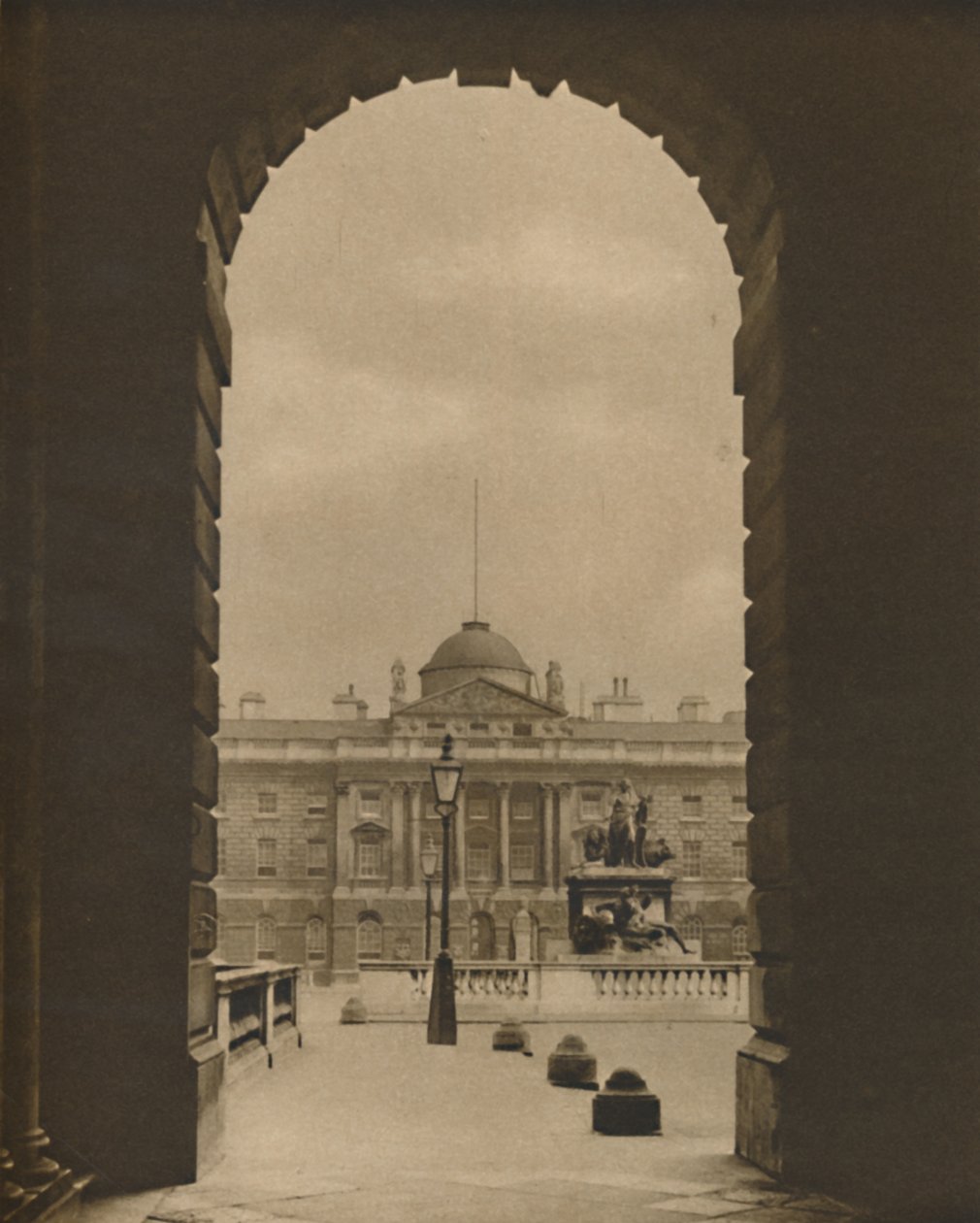 Een Voorbijgaand Uitzicht op Somerset House Vanaf The Strand, ca. 1935 door Donald McLeish