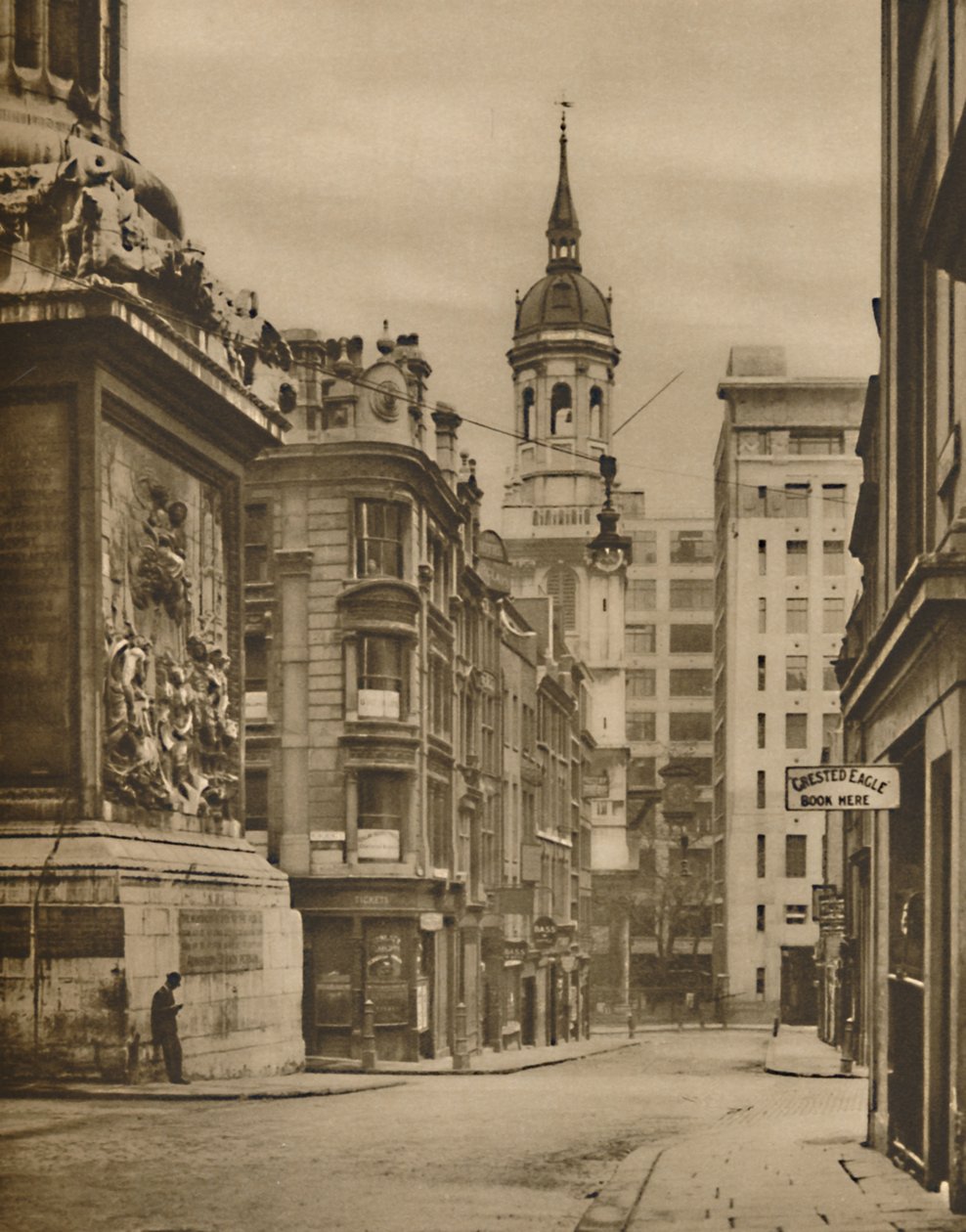 Aan de voet van het monument van Fish Street Hill door Donald McLeish