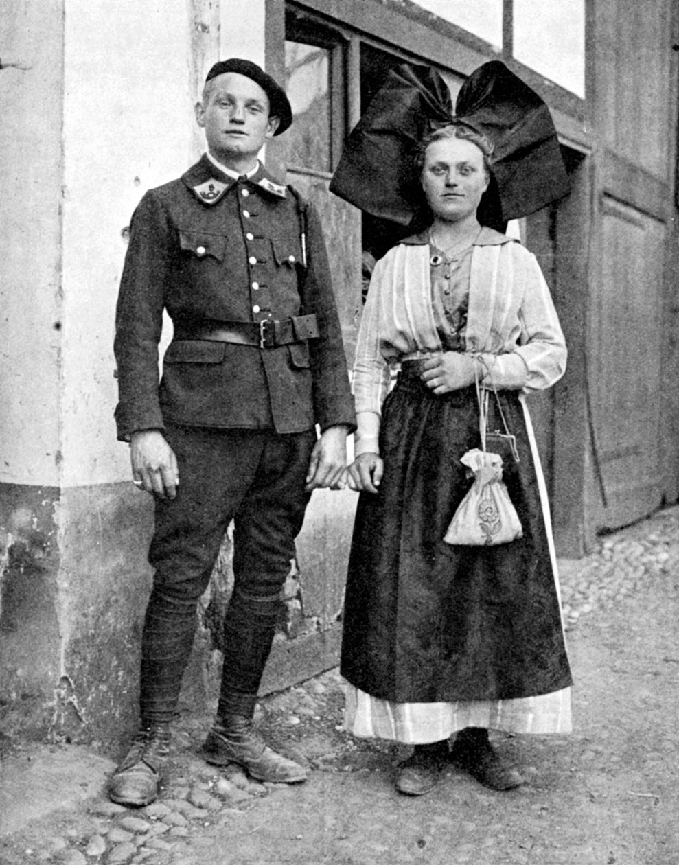 Koppel in traditionele kleding, Elzas-Lotharingen, Rijn, 1936 door Donald McLeish