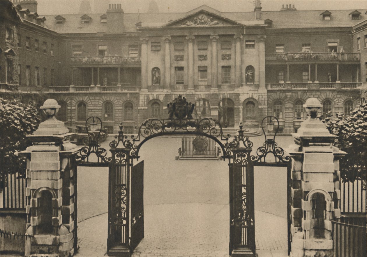 Ingang van Guys Hospital met het standbeeld van de oprichter in het midden van de binnenplaats, c1935 door Donald McLeish