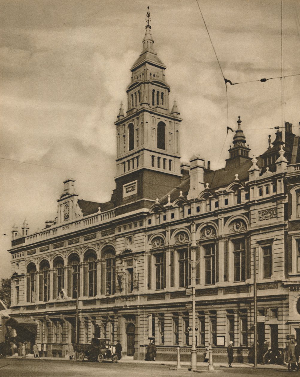 Hammersmith Town Hall vanaf Hammersmith Broadway, ca. 1935 door Donald McLeish