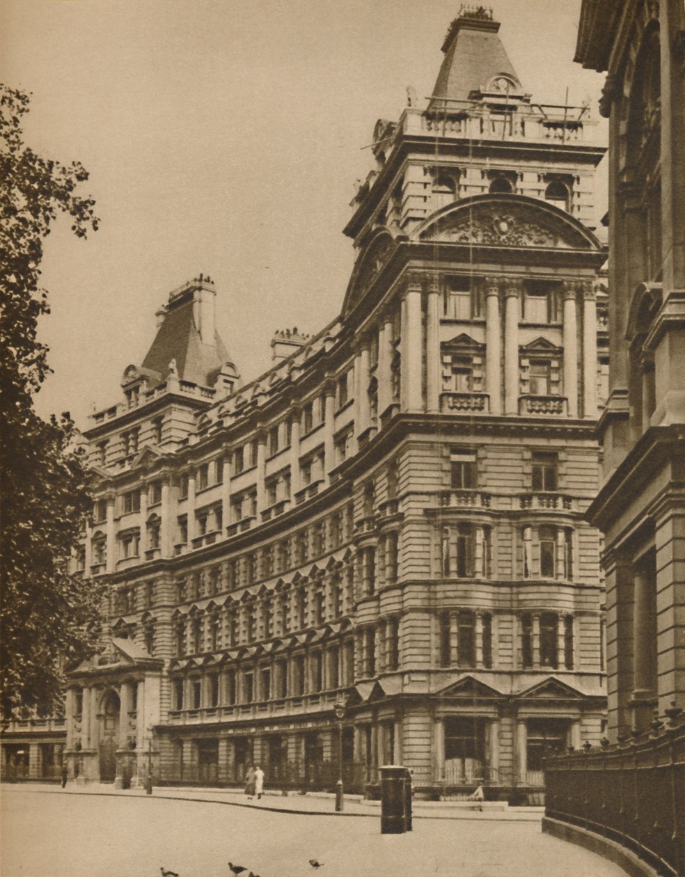 Salisbury House: Paleisachtige bedrijfsruimten in de stad, ca. 1935 door Donald McLeish