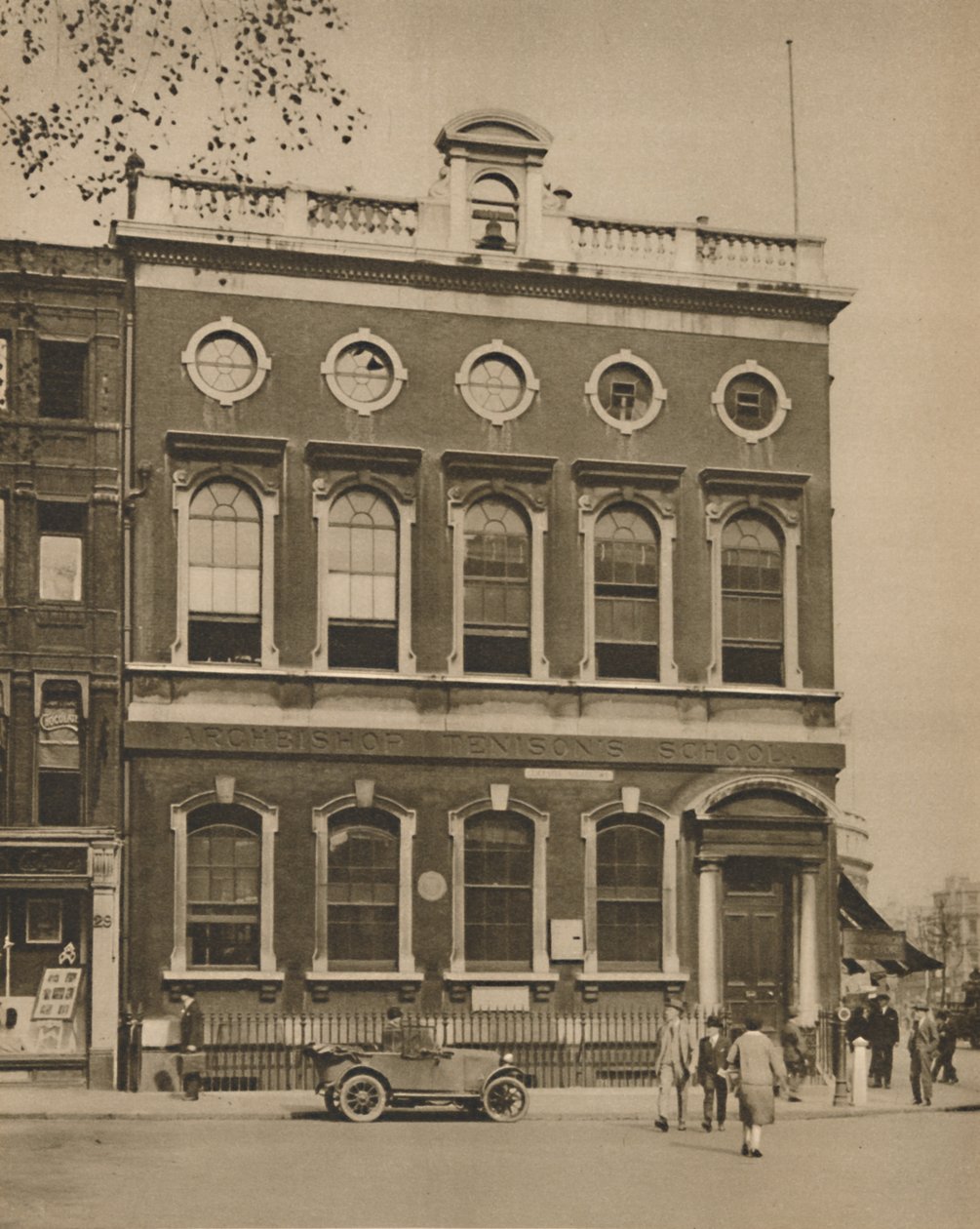 School in Leicester Square op de plaats van Hogarths Huis, c1935 door Donald McLeish
