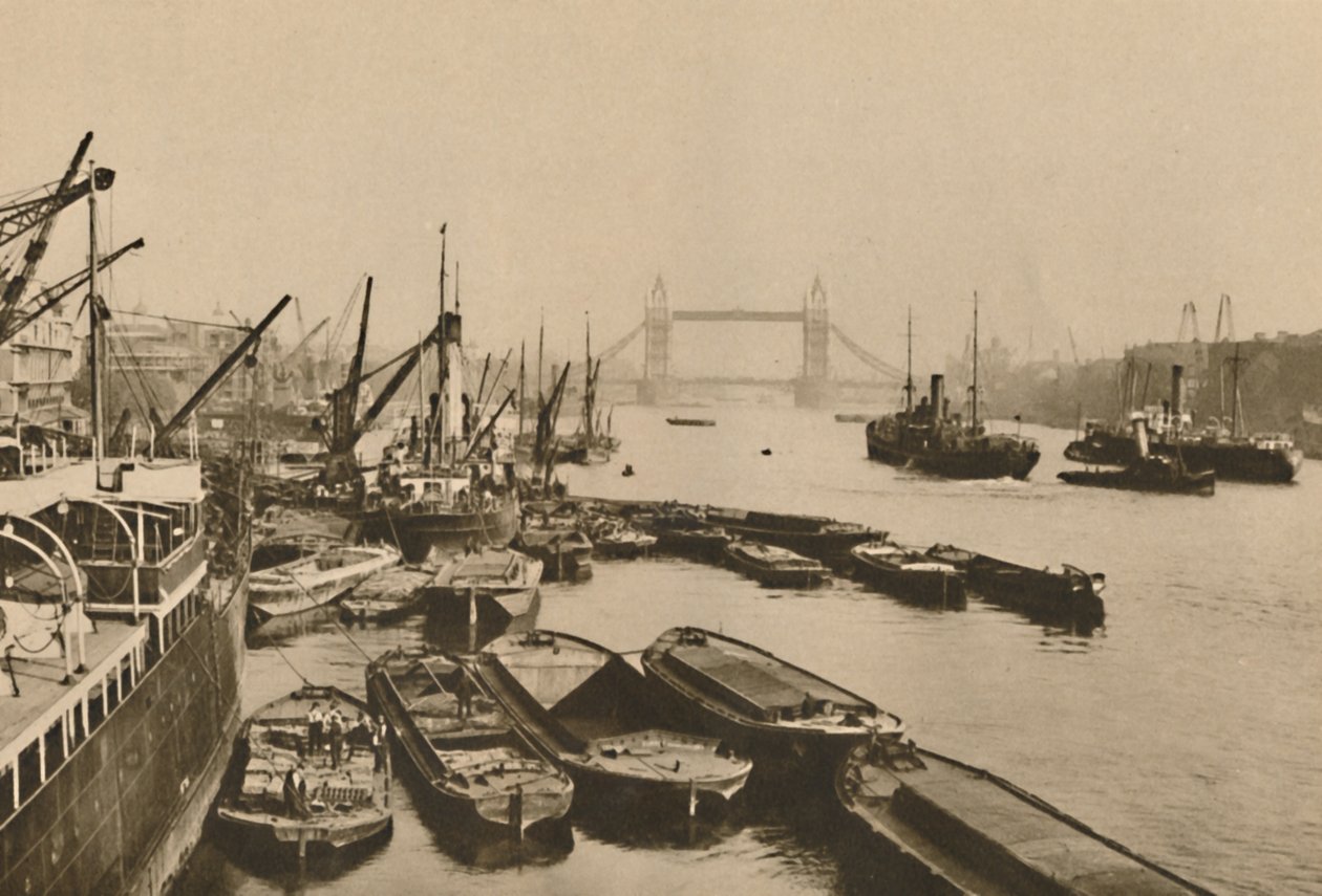 Schepen in de Pool van Londen: Een uitzicht van London Bridge naar Tower Bridge, ca. 1935 door Donald McLeish