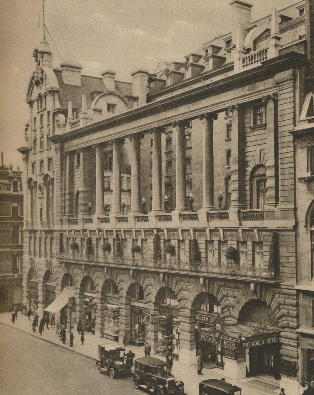 Zuidelijke Voorkant van het Piccadilly Hotel, Opgericht in 1908, ca. 1935 door Donald McLeish