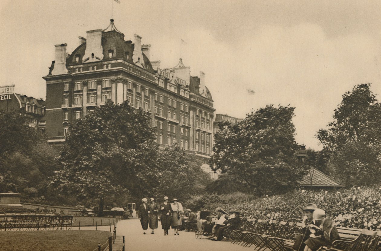 Villiers Street-sectie van de Victoria Garden en een uitzicht op het Cecil Hotel, ca. 1935 door Donald McLeish