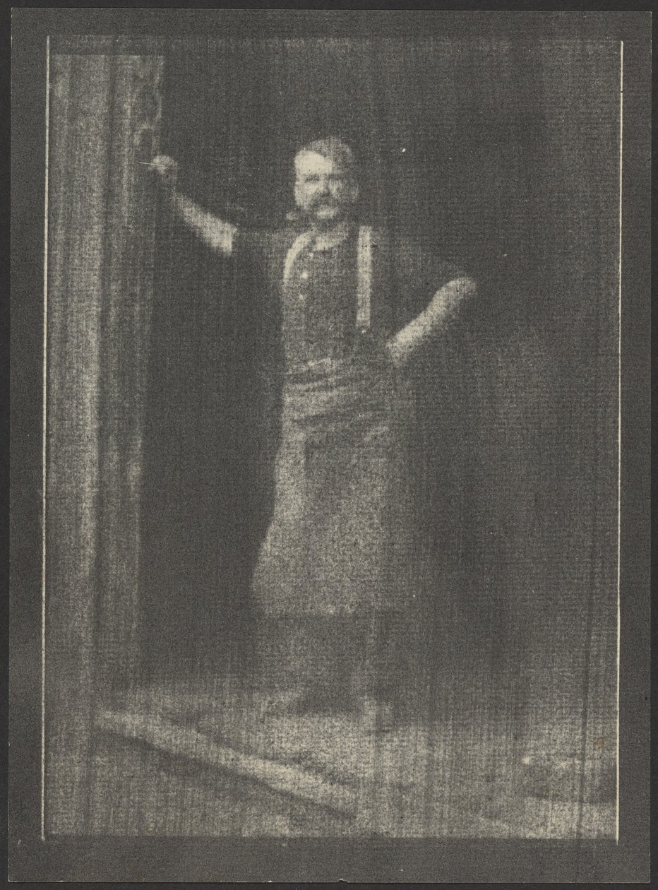 [Smid staat in de deuropening, pijp in de mond]. door Doris Ulmann