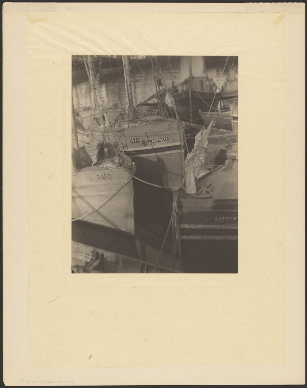 [Haven, vol met zeilende vissersschepen]. door Doris Ulmann
