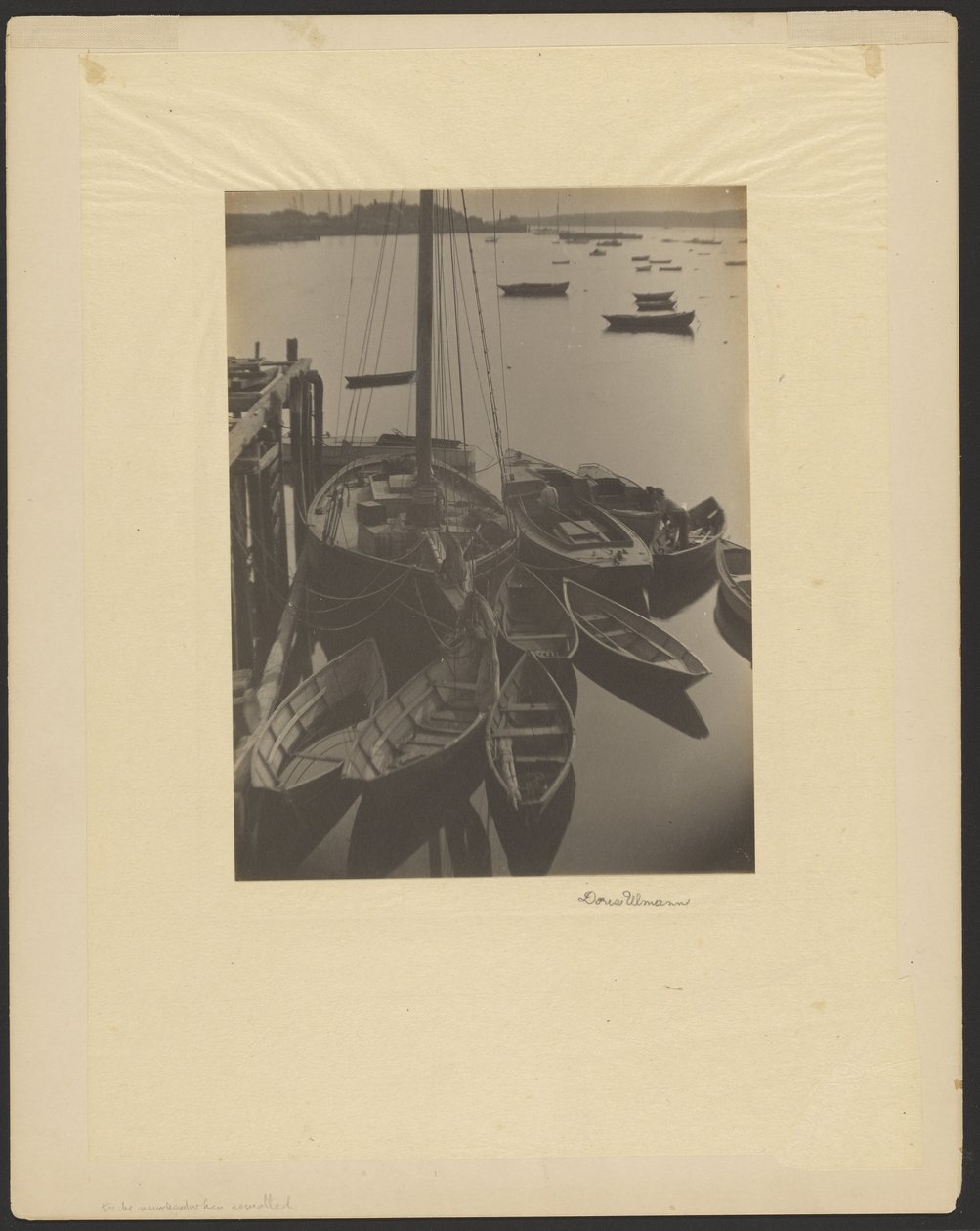 [Haven, zeilboten met zeilboten op de voorgrond]. door Doris Ulmann