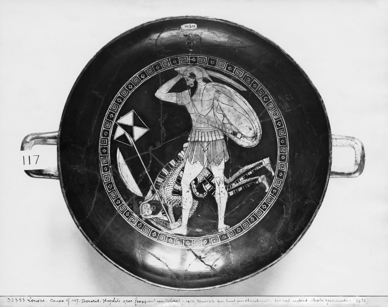 Attische roodfigurige beker met een Griekse hopliet die een gevallen Perzische soldaat slaat die een standaard vasthoudt, ca. 490 v.Chr. door Douris