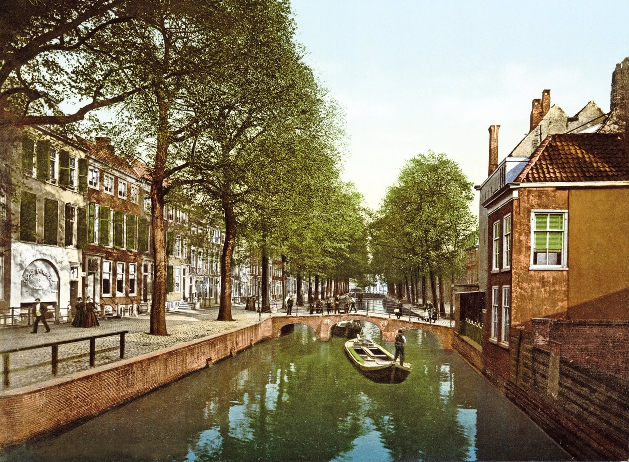 Uitzicht op een kanaal in Den Haag, 1890-1900 door Dutch Photographer