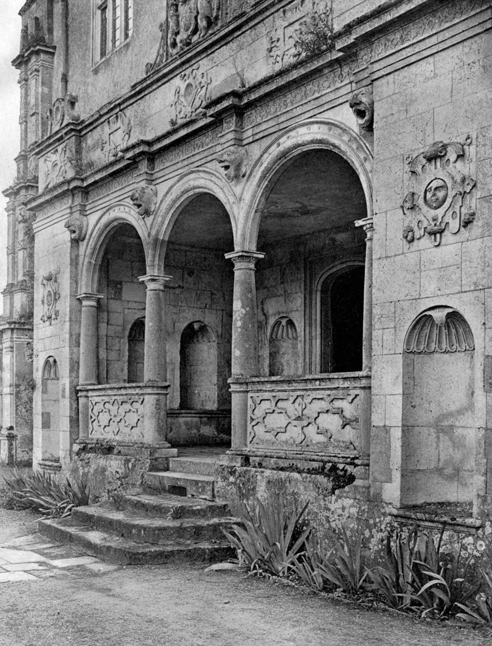 De loggia, Cranborne Manor House, Dorset door E. Bastard