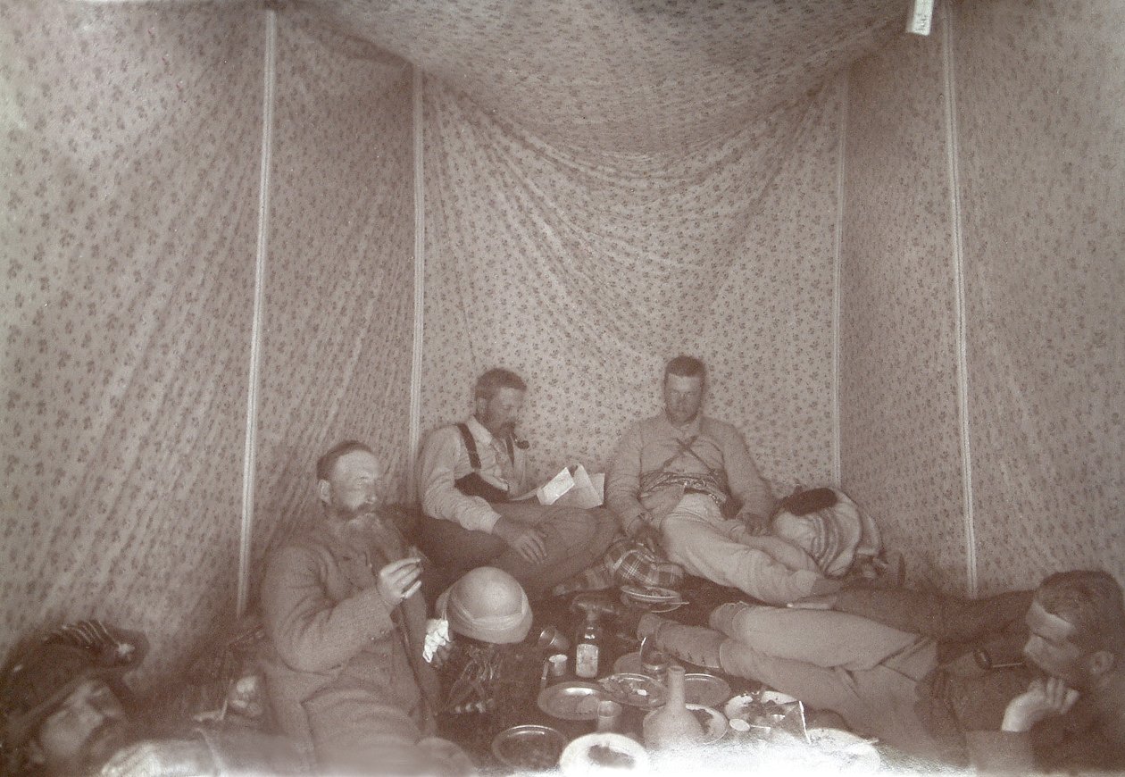 Leden van de Arabah Survey expeditie ontspannen in hun tent, 1883 zwart-wit foto door E. Gordon Hull