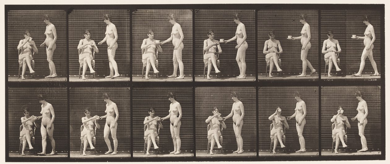 Twee modellen, brengt kopje thee, neemt kopje en drinkt door Eadweard Muybridge