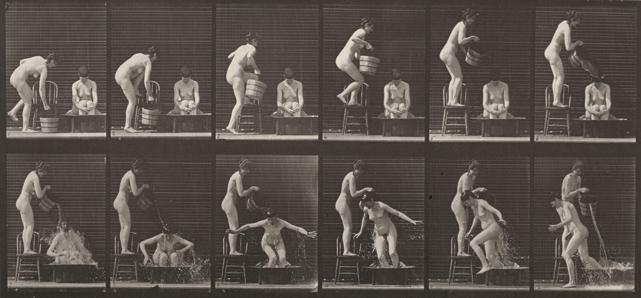 Plaat nr. 406. Vrouw giet een emmer water over een andere vrouw door Eadweard Muybridge