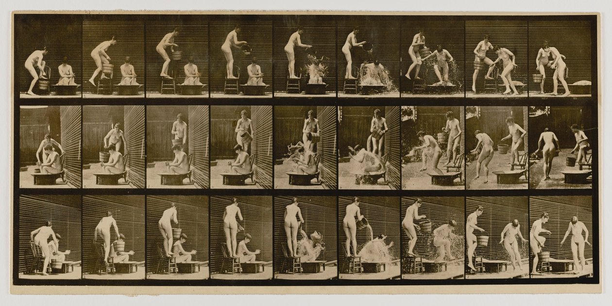 Vrouw giet bekken water over het hoofd van een andere vrouw, uit het boek Animal Locomotion door Eadweard Muybridge