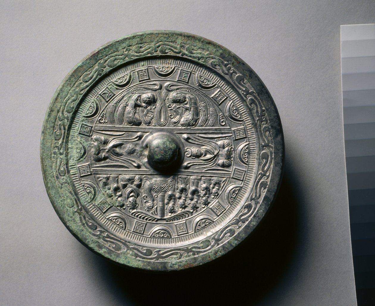 Spiegel met goden en koningen in drie secties omgeven door ringen van vierkanten en halve cirkels door Eastern Han Dynasty Chinese School