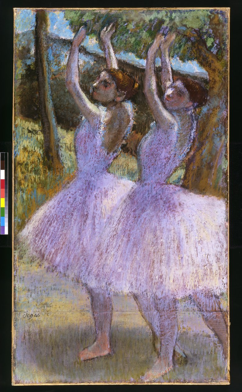Dansers in violette jurken, armen omhoog, c.1900 door Edgar Degas