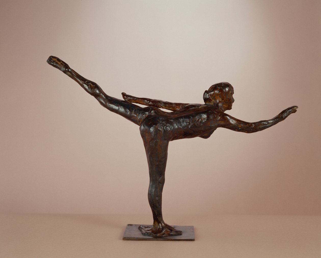 Danseres: arabesk op het rechterbeen, linkerarm in lijn door Edgar Degas