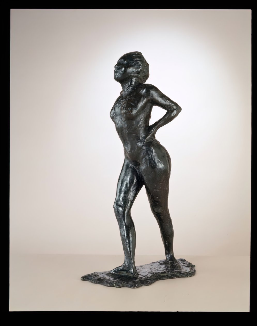Dancer At Rest, Hands On Hips, Right Leg Forward, c. 1881-1890 (cast 1919-1925) door Edgar Degas
