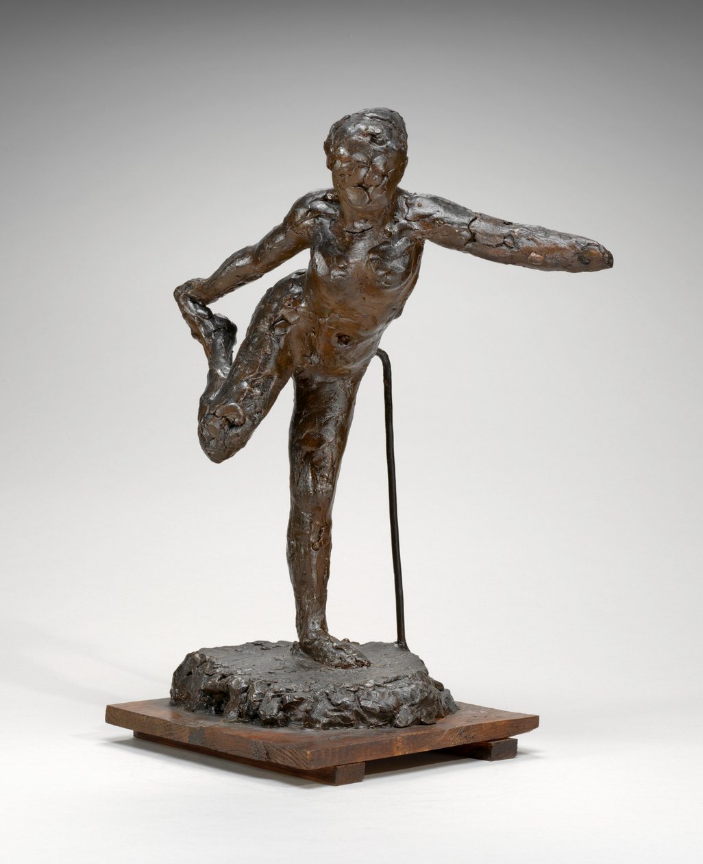Danser Houdt Haar Rechtervoet in Haar Rechterhand, mogelijk 1900-1911 door Edgar Degas