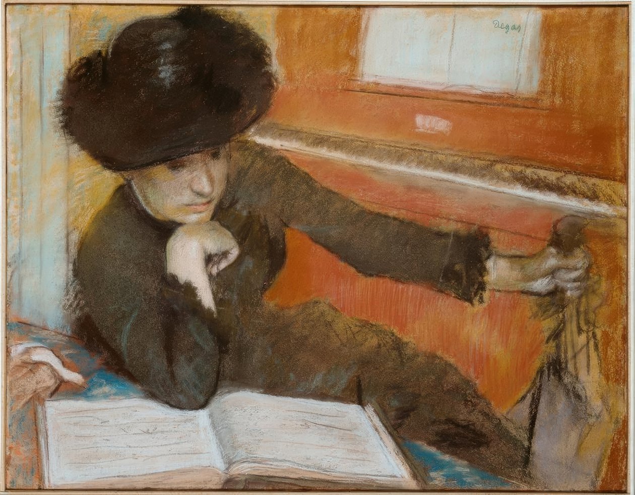 Zittende vrouw voor een piano door Edgar Degas