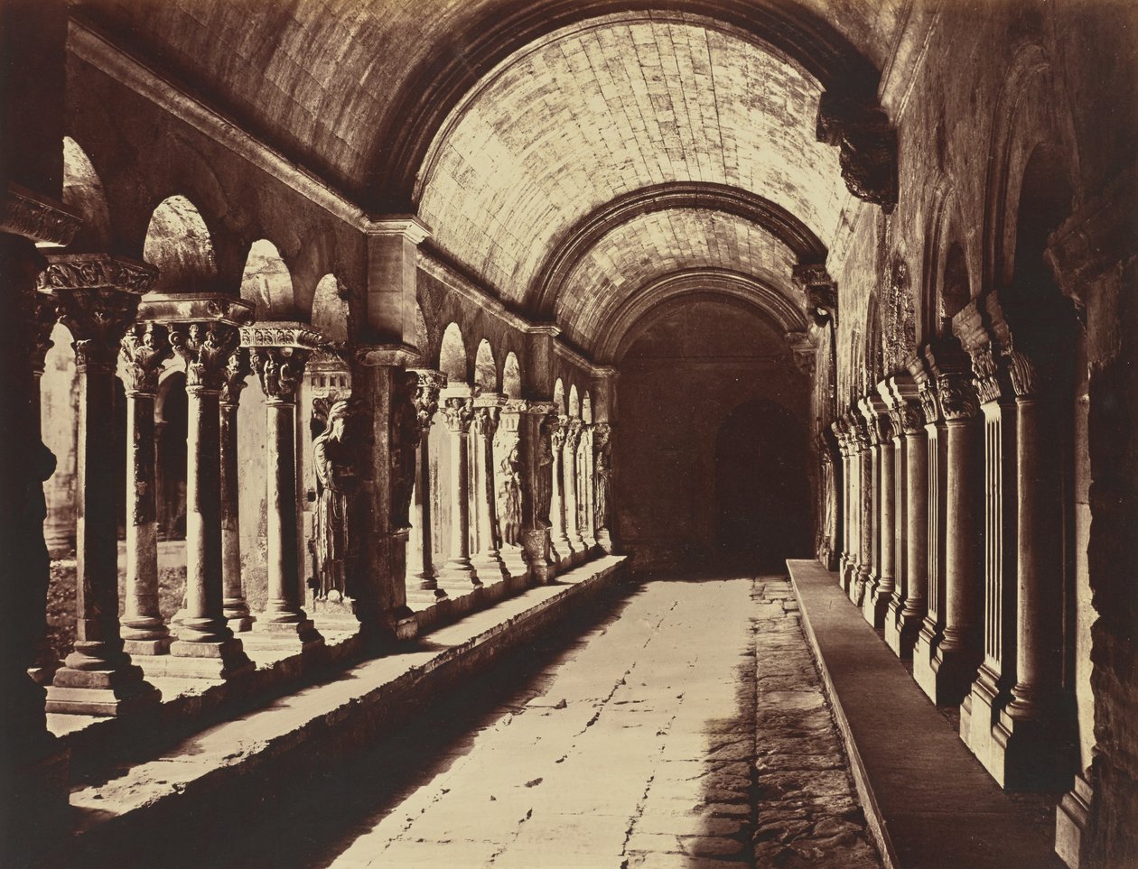 Arles. Kloostergang van Saint-Trophime door Édouard Baldus