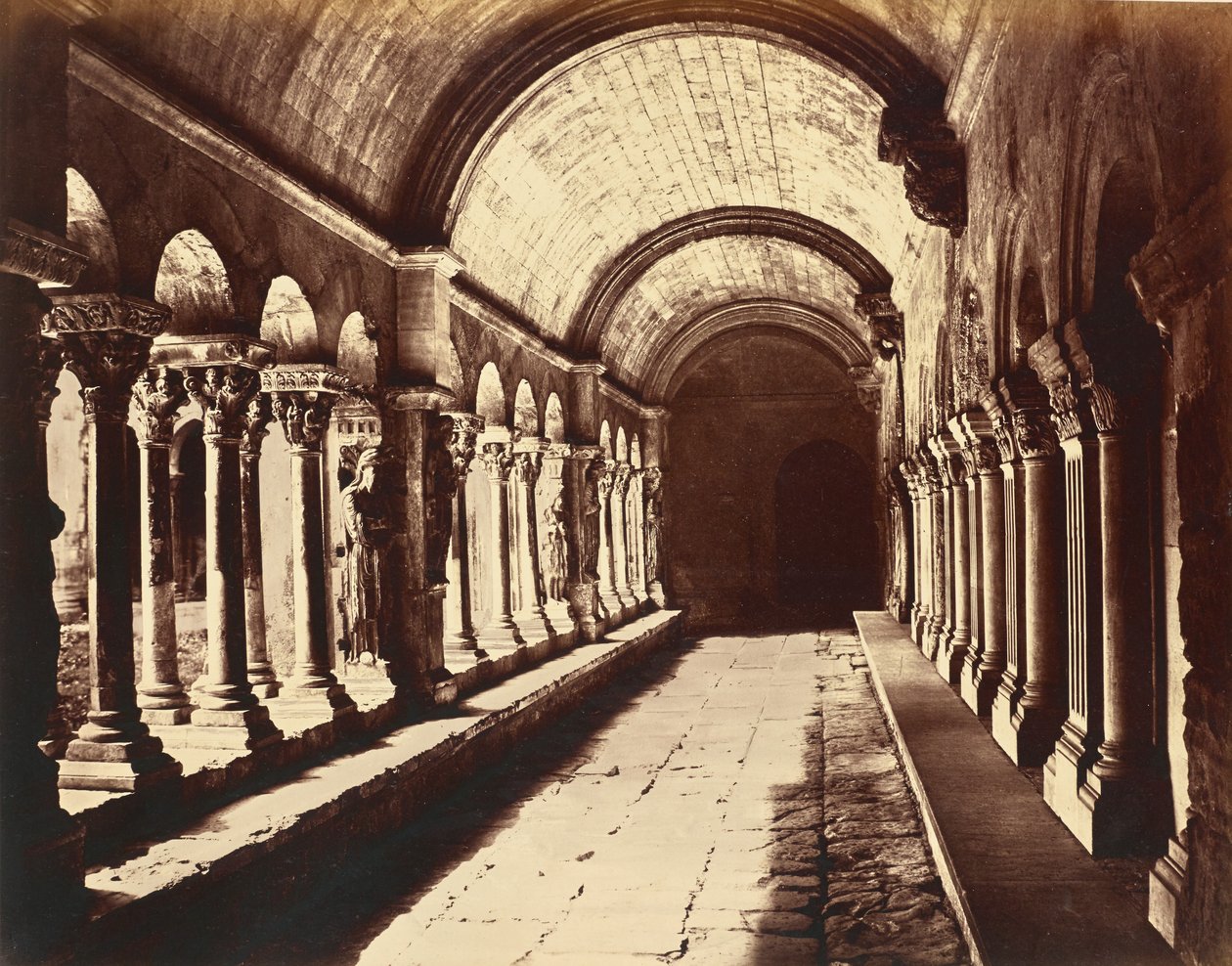 Arles. Kloostergang van Sint-Trophime door Édouard Baldus