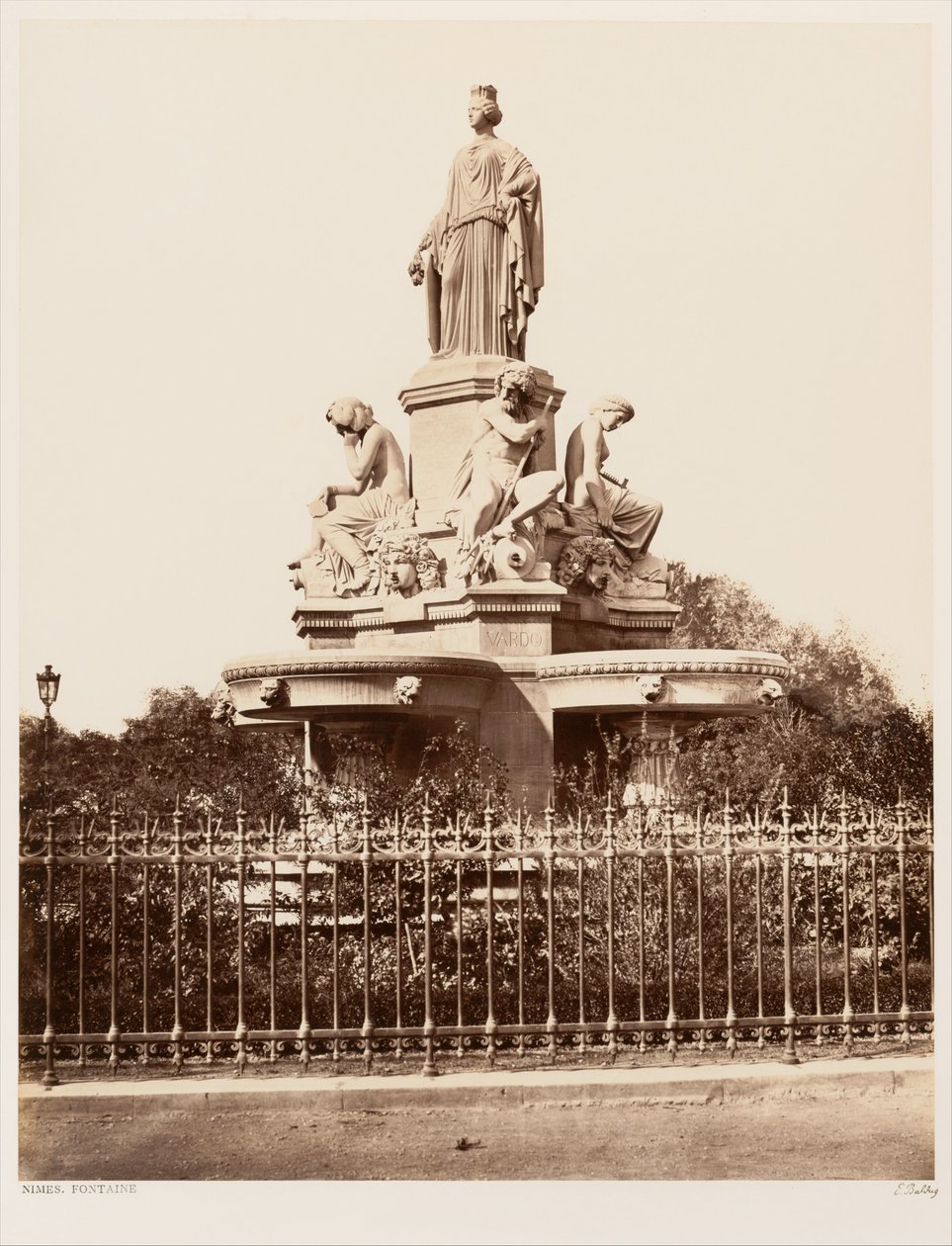 Nîmes, fontein door Édouard Baldus