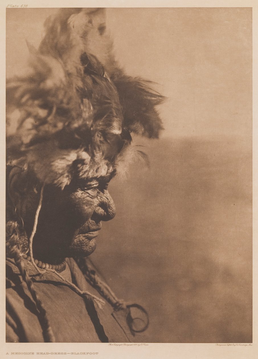 Een medicijnhoofdtooi — Blackfoot door Edward S. Curtis