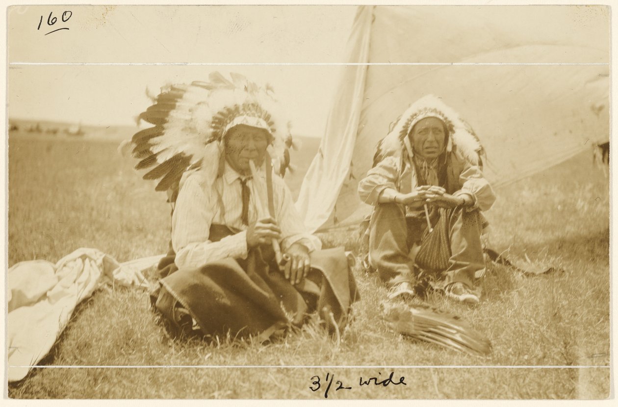 [Over het kampvuur] door Edward S. Curtis