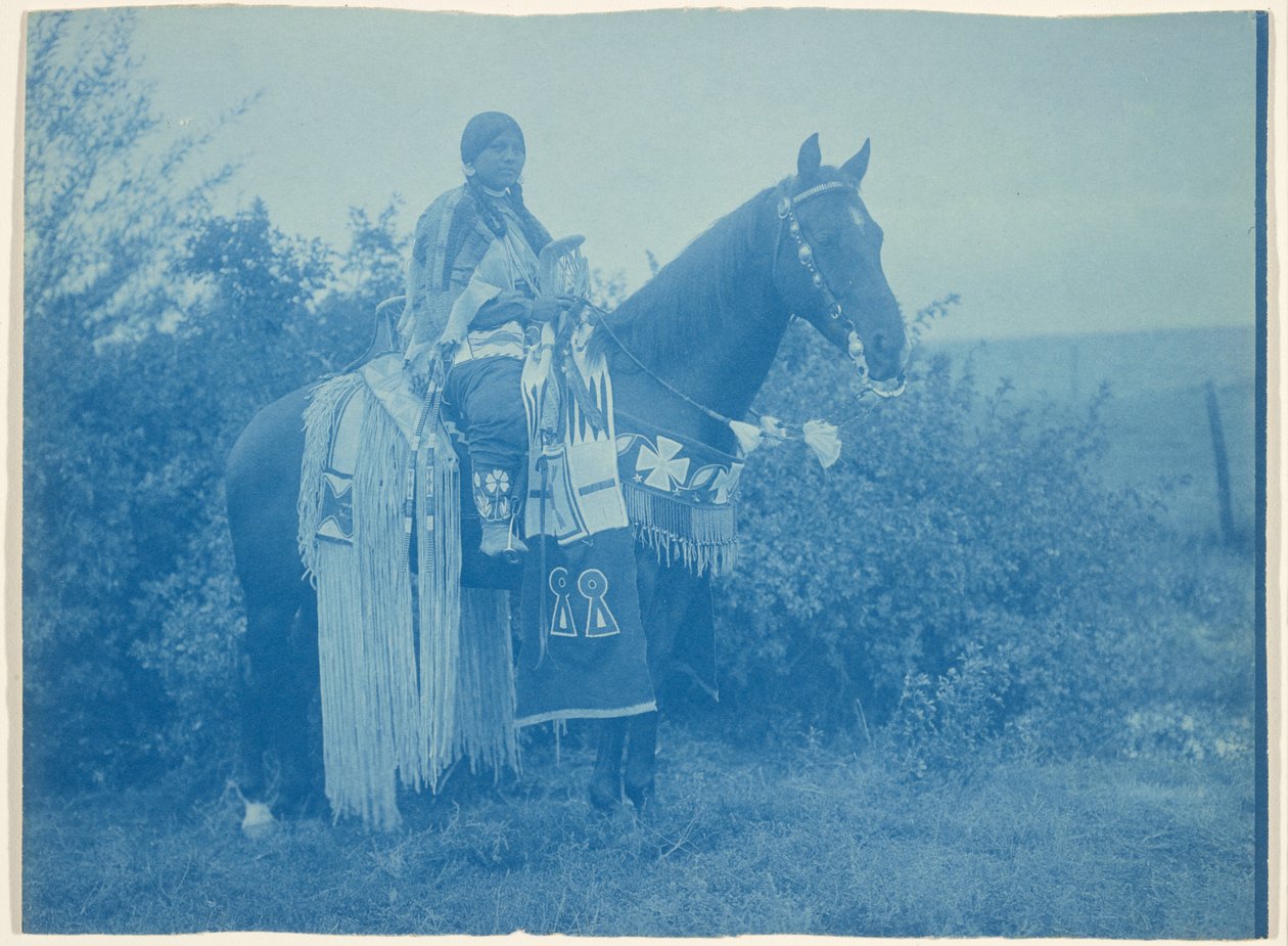 [Cayuse-vrouw te paard] door Edward S. Curtis