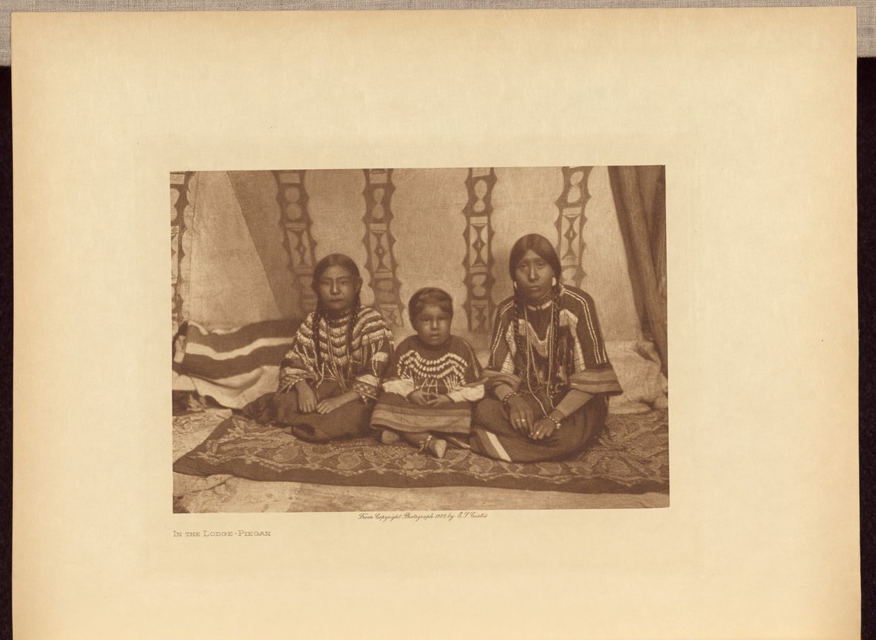 In de Loge - Piegan door Edward S. Curtis