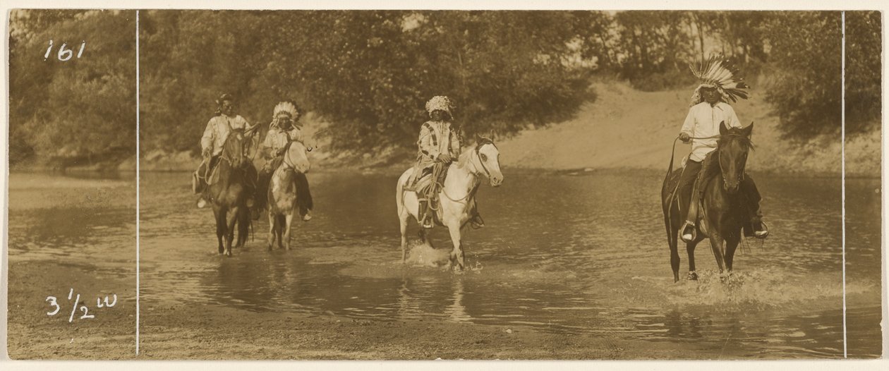 [Ruiters in een beek] door Edward S. Curtis