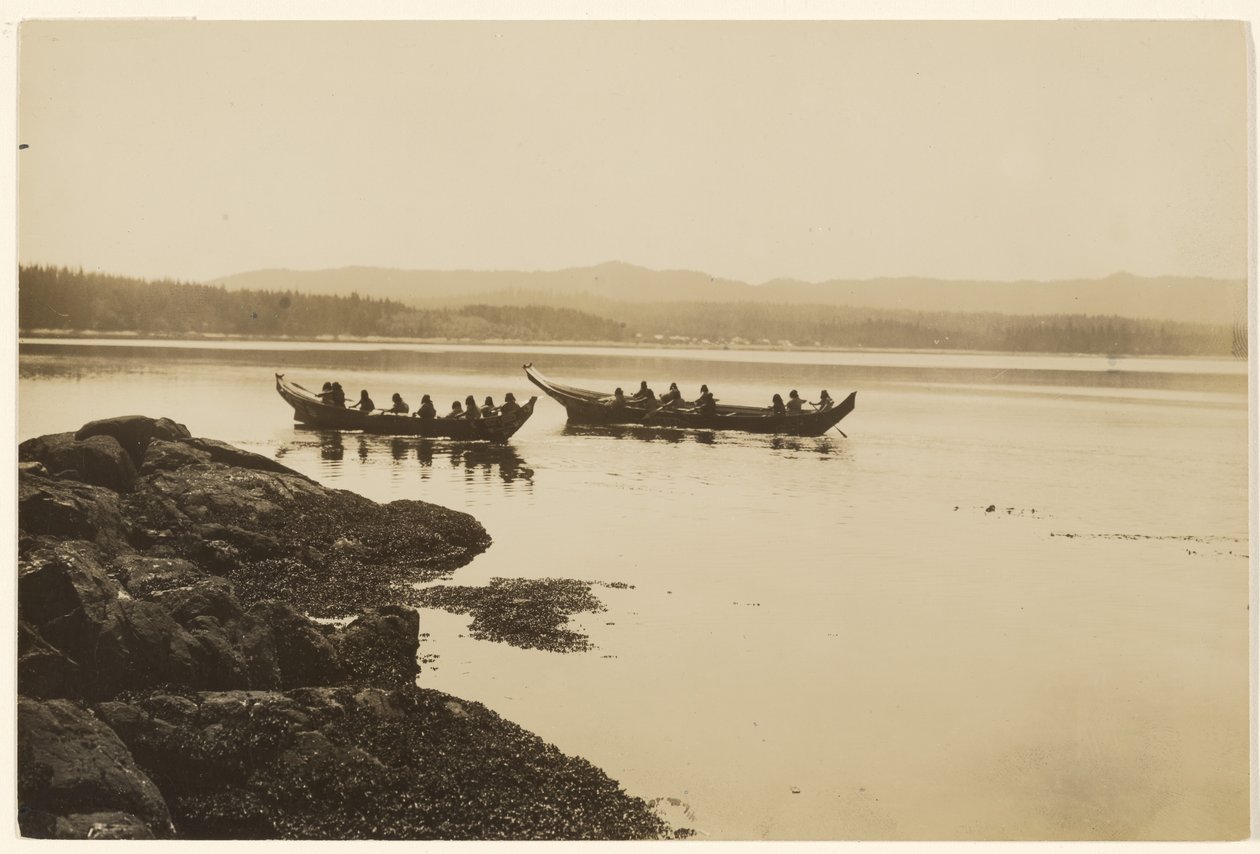[De krijgers, jong en oud, lieten hun kano’s te water] door Edward S. Curtis