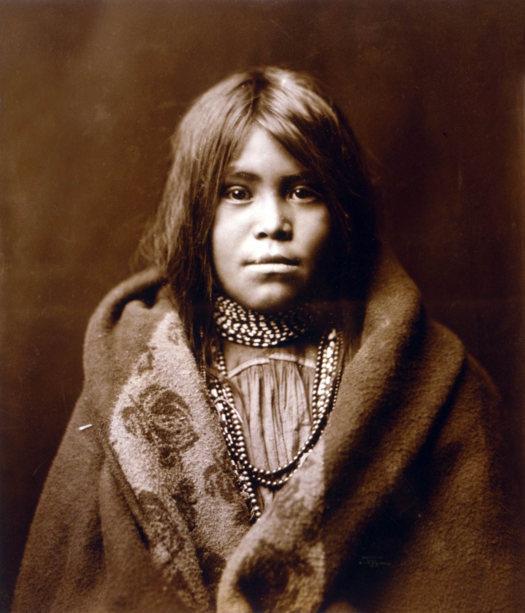 Een Apache meisje, c. 1903, foto Edward S. Curtis door Edward Sheriff Curtis
