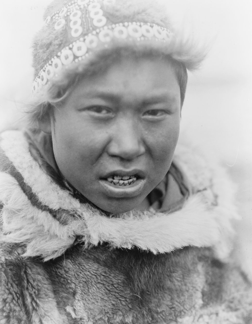 Een Eskimo-jongere van Hooper Bay, Alaska, ca. 1929 door Edward Sheriff Curtis