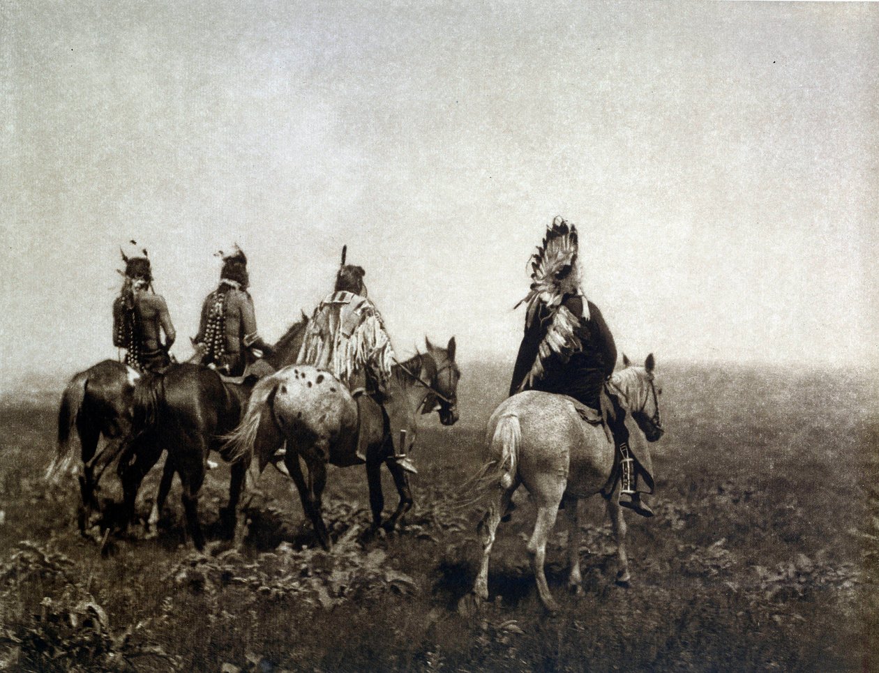 Indiaanse krijger (De Apsaroke) rijdend in de vlakte door Edward Sheriff Curtis
