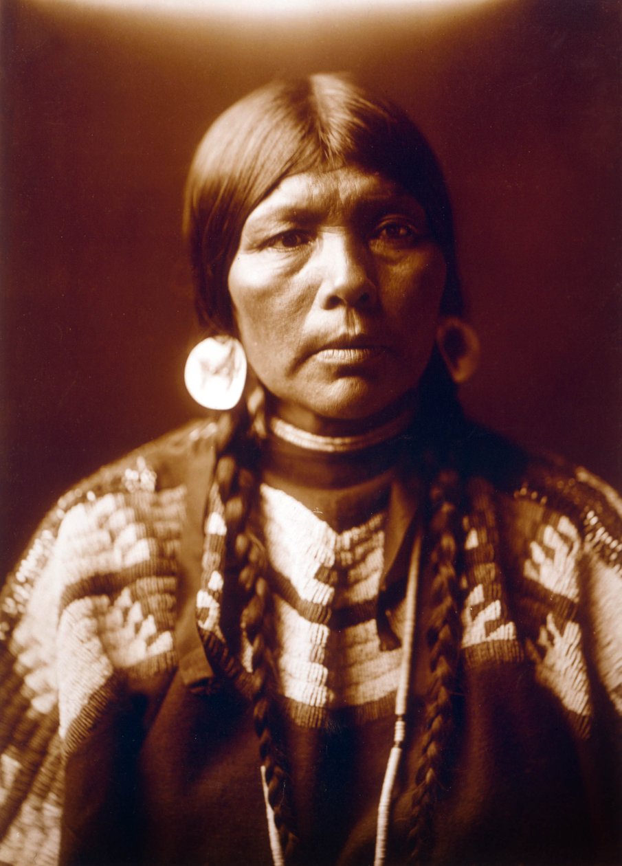 Indiaanse vrouw De vrouw van Ow High, c. 1905, foto Edward S. Curtis door Edward Sheriff Curtis