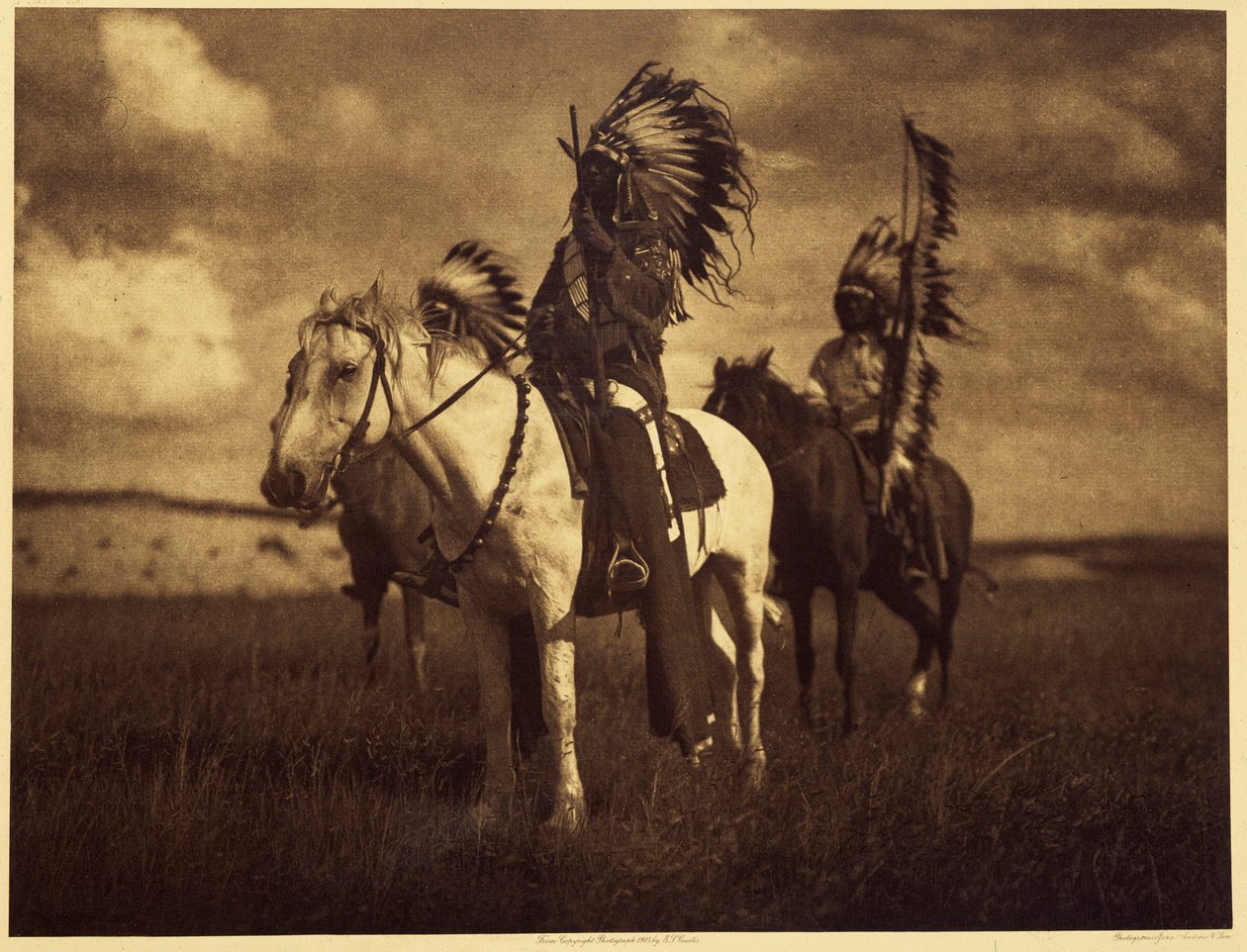 Sioux-hoofden. Vaak vormden twee of drie mannen een oorlogstroep en vertrokken voor weken of maanden. Soms kwamen ze terug met scalpen, paarden of vrouwen. door Edward Sheriff Curtis