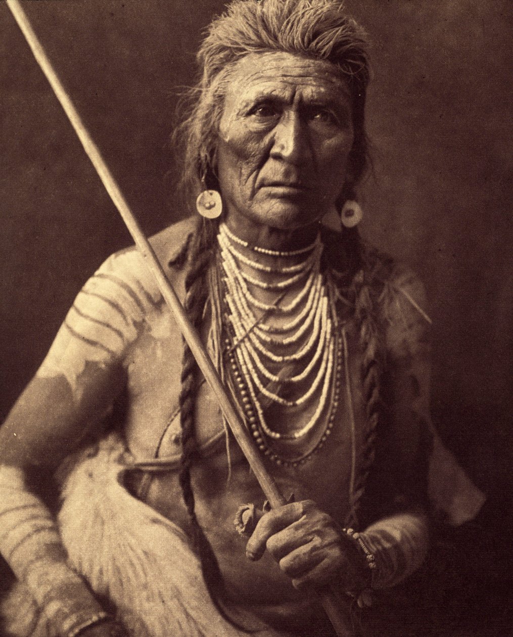 Wolf, Indiaanse Apsaroke. Foto uit deel 4 van de encyclopedie gepubliceerd door Edward S. Curtis over de Indianen van Noord-Amerika, met een voorwoord van Theodore Roosevelt. Tussen 1907 en 1930. door Edward Sheriff Curtis