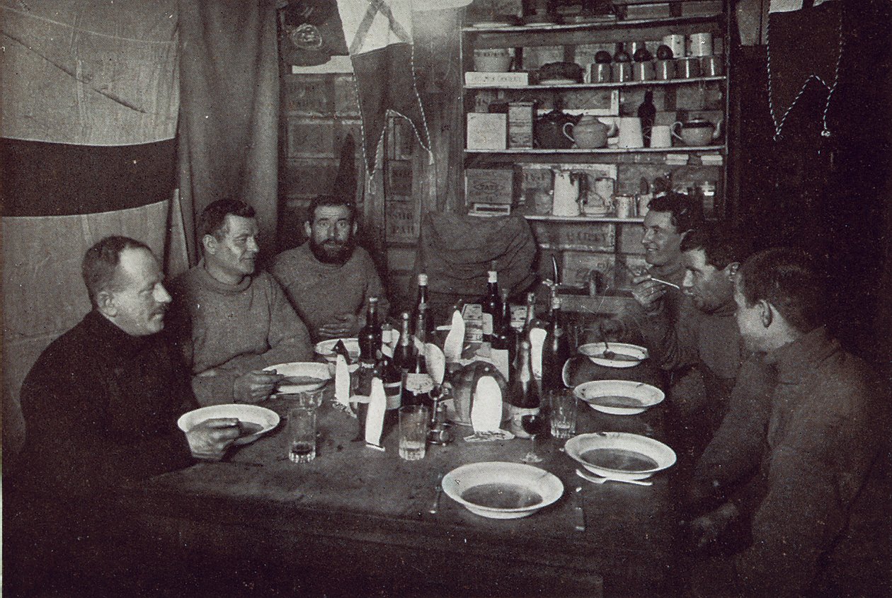 De mannen, Midwinterdag diner, Britse Antarctische Expeditie, Kaap Evans, 22 juni 1912 door Edward W. Nelson