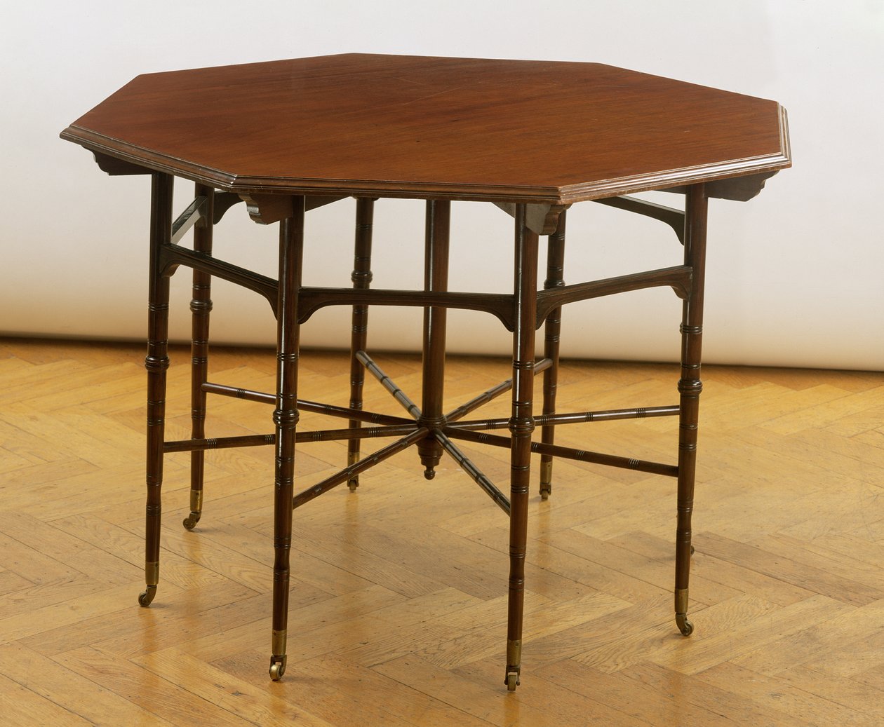 Achthoekige tafel, vervaardigd door Collinson en Lock, c.1875 door Edward William Godwin
