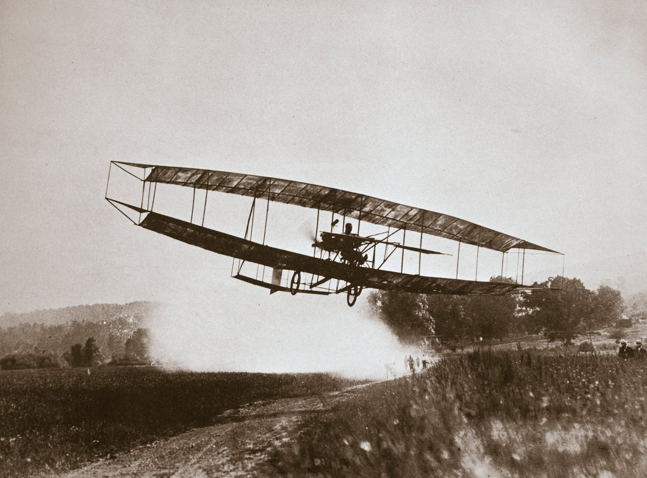 Amerikaanse Vlieger Glenn Curtiss maakt de Eerste Zwaarder-dan-lucht Vlucht in zijn 