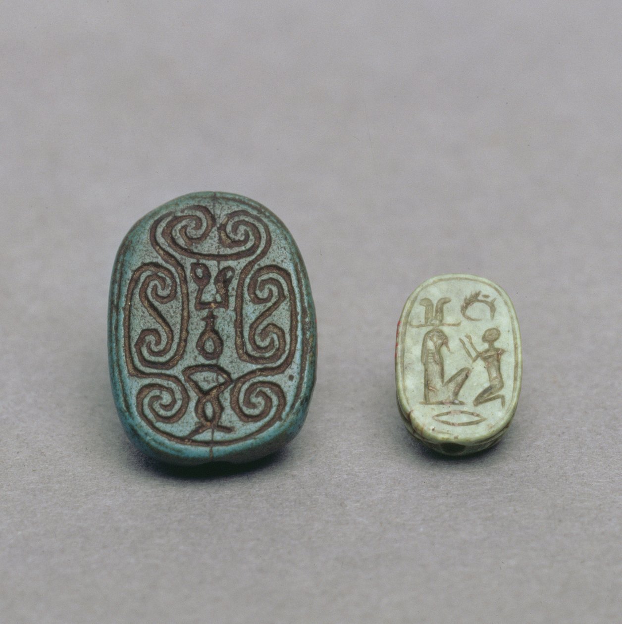 (L-R) Egyptisch faience scarabee amulet, Tweede Tussenperiode, 13e-17e Dynastie, c.1650 v.Chr.; groen veldspaat scarabee amulet, Late Periode, 26e Dynastie, c.600 v.Chr. door Egyptian