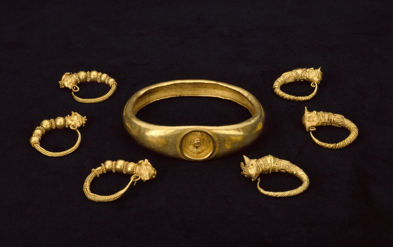Gouden armband met een buste van Isis in een medaillon uit een tempelschat, 4e-3e eeuw v.Chr. door Egyptian