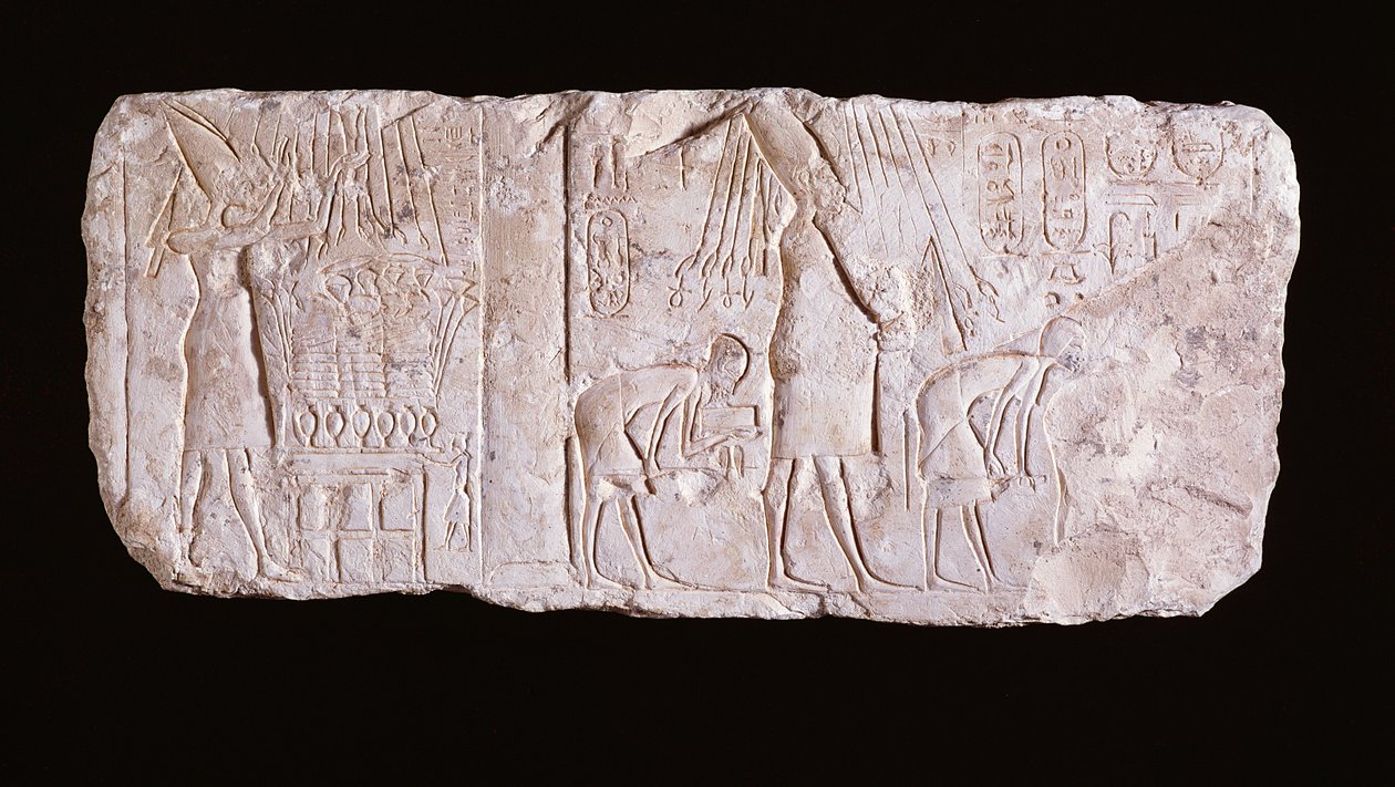 Reliëf van de ketterkoning Achnaton met de koning staand, armen omhoog, voor een offertafel en lopend in processie ter viering van het koninklijke heb sed-festival, Nieuwe Rijk, 1353-37 v.Chr. door Egyptian 18th Dynasty