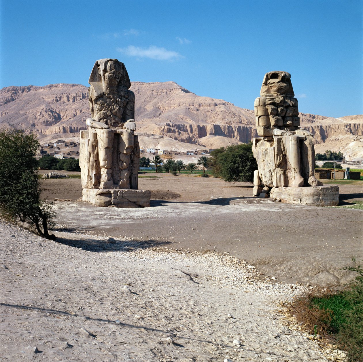De Kolossen van Memnon, beelden van Amenhotep III, ca. 1375-1358 v.Chr. door Egyptian 18th Dynasty